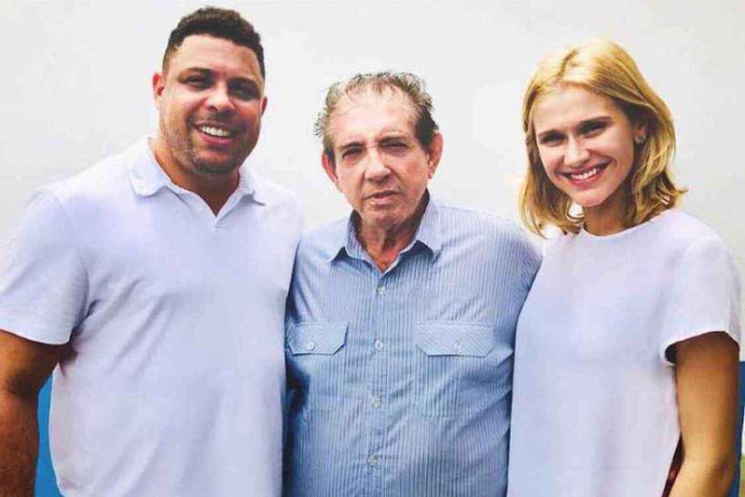 João de Deus entre Ronaldo Fenômeno e sua esposa Cecilia (Foto: Reprodução/Instagram)