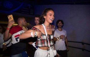 Bruna Marquezine e o novo namorado no show de Ivete Sangalo (Foto: Patrícia Devoraes/Reprodução)