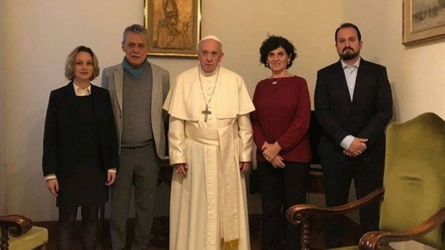 Chico Buarque (com a namorada) é recebido pelo Papa Francisco no Vaticano Foto: Reprodução/Instagram