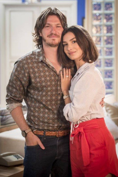 Quinzinho (Caio Paduan) e Larissa (Marina Moschen) em Verão 90 (Foto: João Cotta/ Globo/ Divulgação)