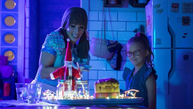 Mel e sua boneca Catarina, em Malhação (Foto: Estevam Avellar/ Globo/ Divulgação)