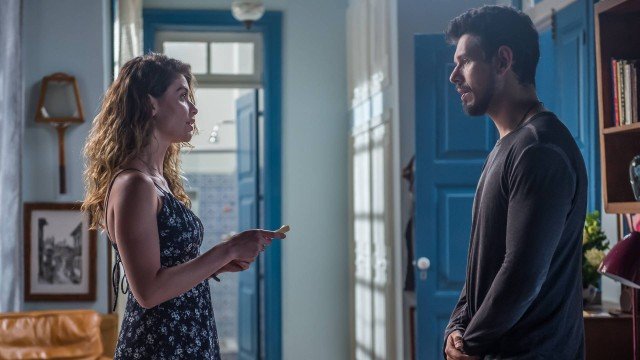 Isabel e Alain com folhas do diário na mão, em Espelho da Vida (Foto: Raquel Cunha/ Globo/ Divulgação)