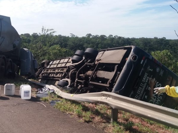 Ônibus de cantora sertaneja sofre acidente (Foto: Divulgação)