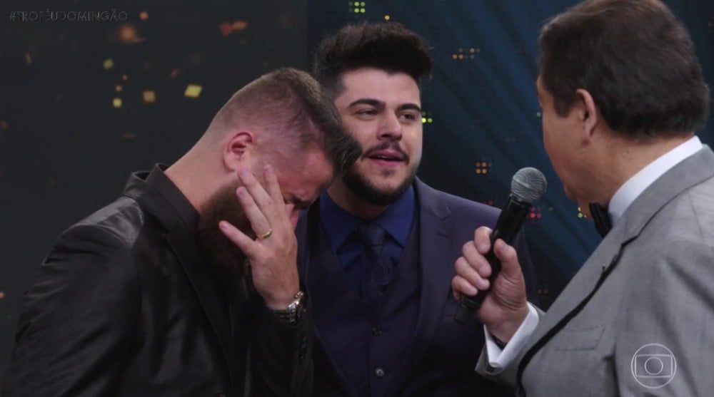 Zé Neto e Cristiano no palco do Domingão (Foto: Reprodução/Globo)