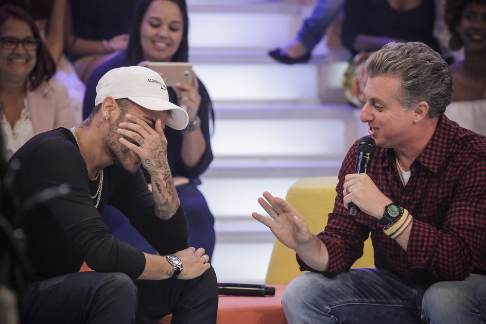 Neymar ao lado de Luciano Huck (Foto: Reprodução/Globo)