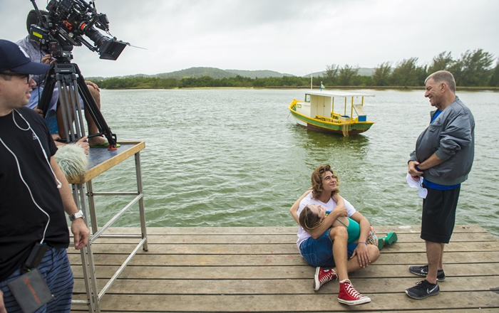 Jorge Fernando ensaia cena com Isabelle Drummond e Rafael Vitti em gravação de Verão 90 em Cabo Frio, região dos Lagos, no Rio (Foto: Globo/João Cotta)