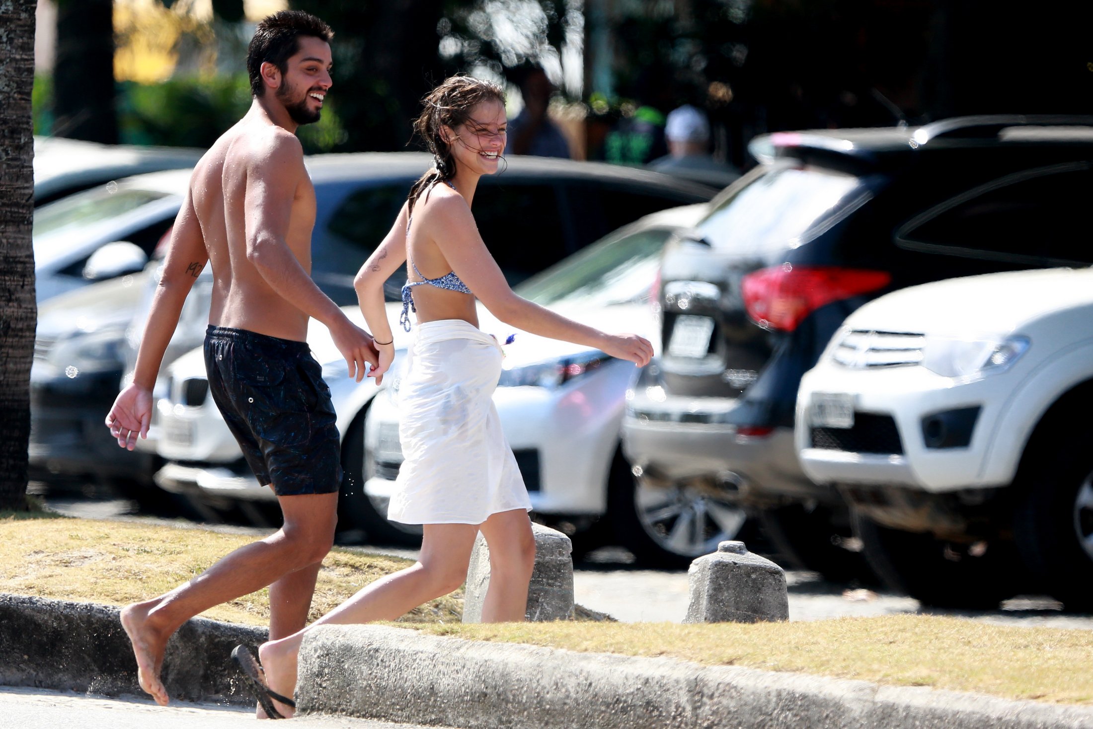 Rodrigo Simas e Agatha Moreira saindo da praia da Barra da Tijuca (Foto: Divulgação/Dilson Silva)