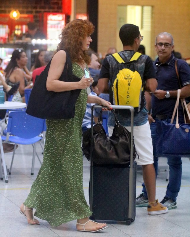 Claudia Raia faz refeição saudável antes de embarcar em aeroporto no Rio (Derick Abreu / AgNews)