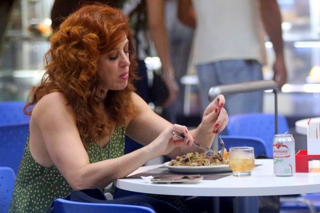 Claudia Raia faz refeição saudável antes de embarcar em aeroporto no Rio (Derick Abreu / AgNews)