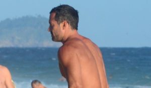 Malvino Salvador mostra o bumbum na praia (Foto: Webert Belicio/AgNews)