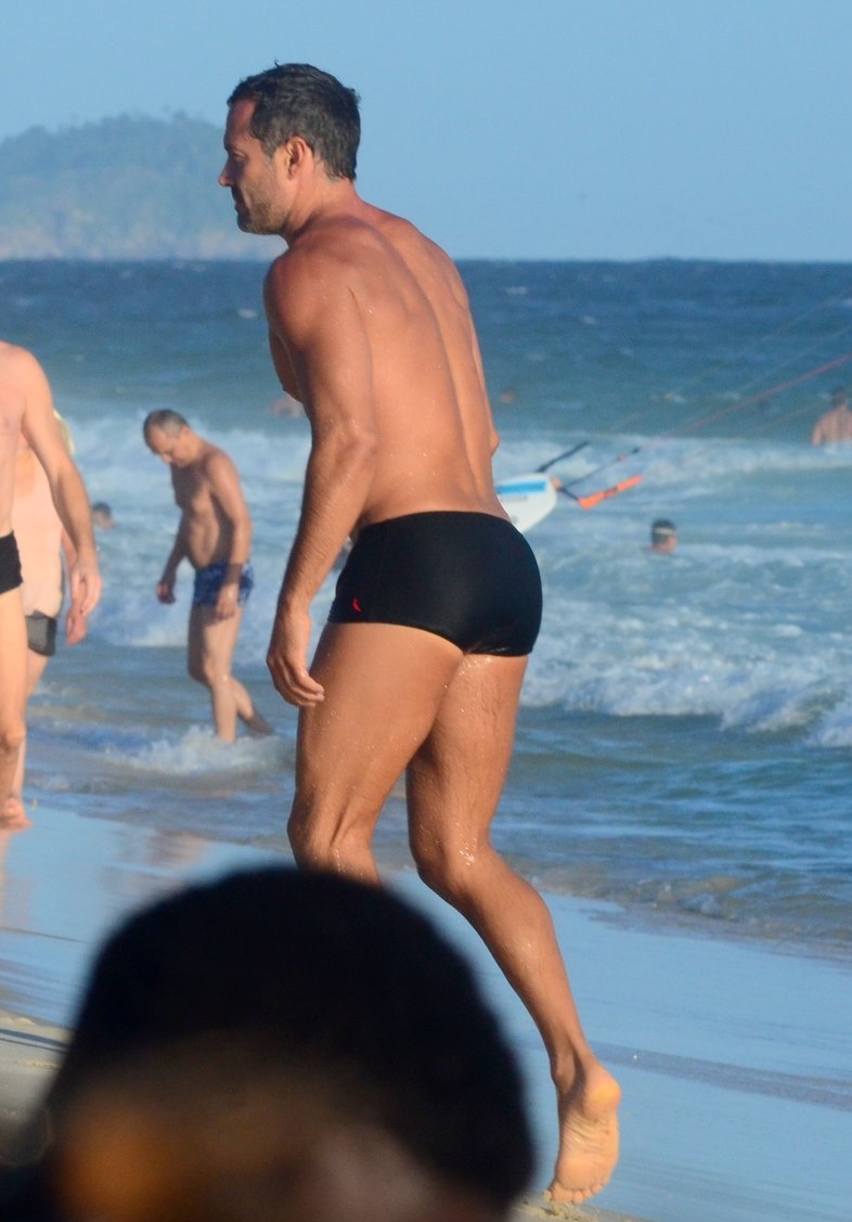 Malvino Salvador mostra o bumbum na praia (Foto: Webert Belicio/AgNews)