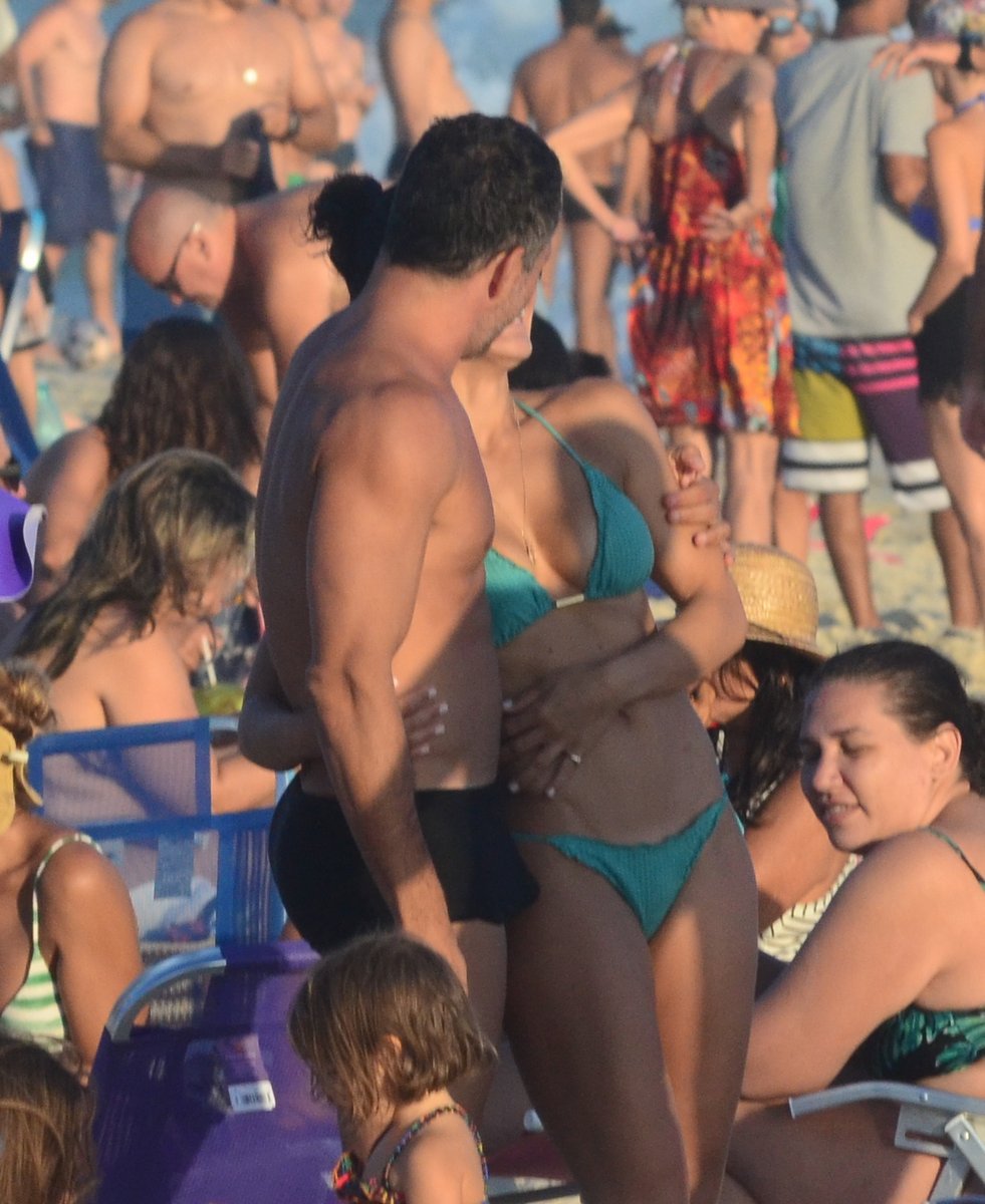 Malvino Salvador com a esposa na praia (Foto: Webert Belicio/AgNews)