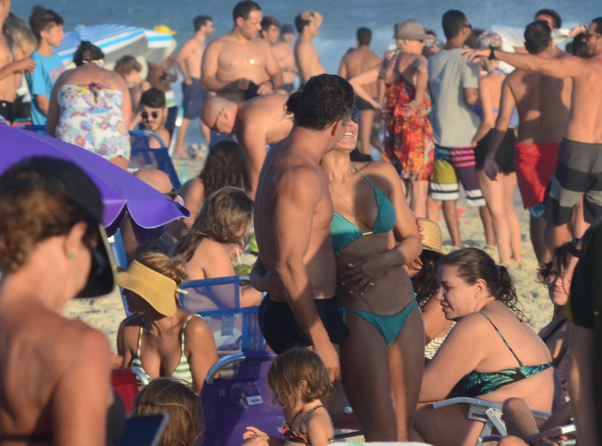 Malvino Salvador com a esposa na praia (Foto: Webert Belicio/AgNews)