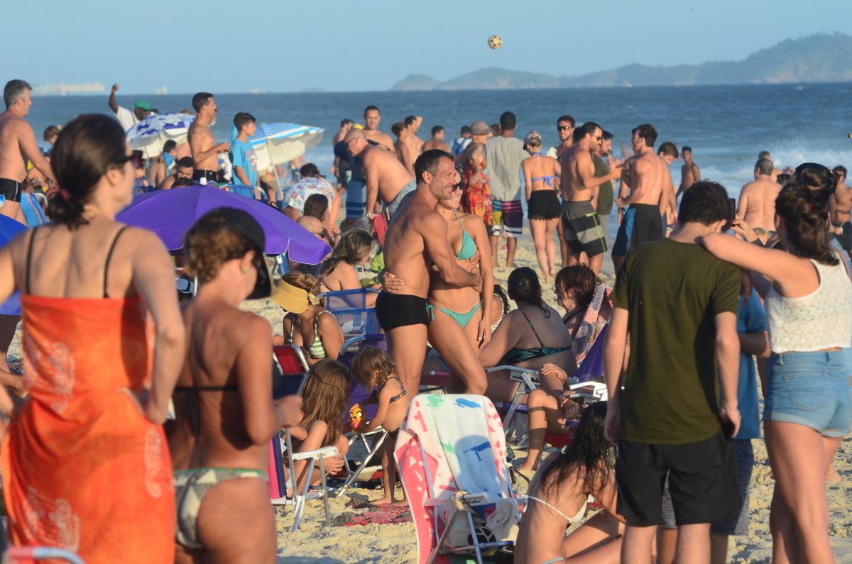 Malvino Salvador com a esposa na praia (Foto: Webert Belicio/AgNews)