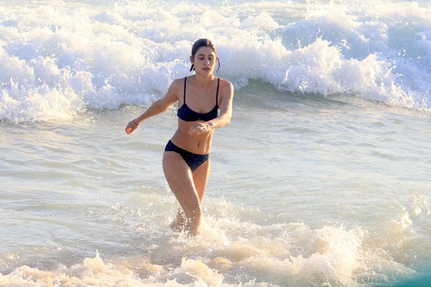 Luisa Arraes curte dia na praia de biquíni (Foto: AgNews)