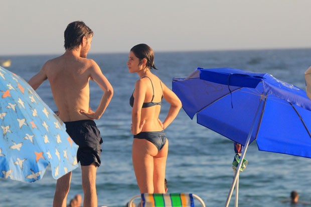 Luisa Arraes curte dia na praia de biquíni (Foto: AgNews)