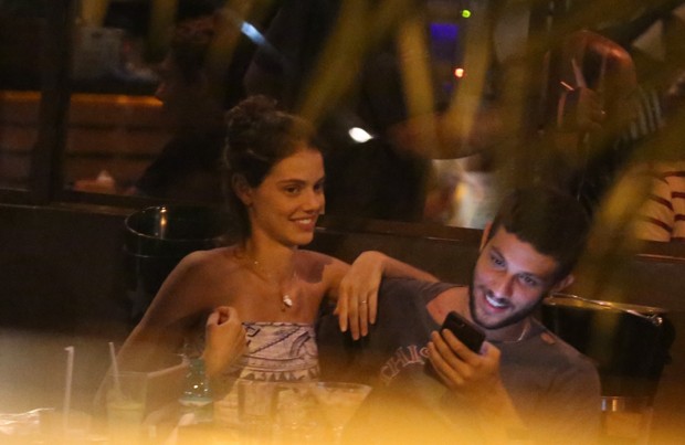 Laura Neiva e Chay Suede (Foto: Thiago Martins / AgNews)