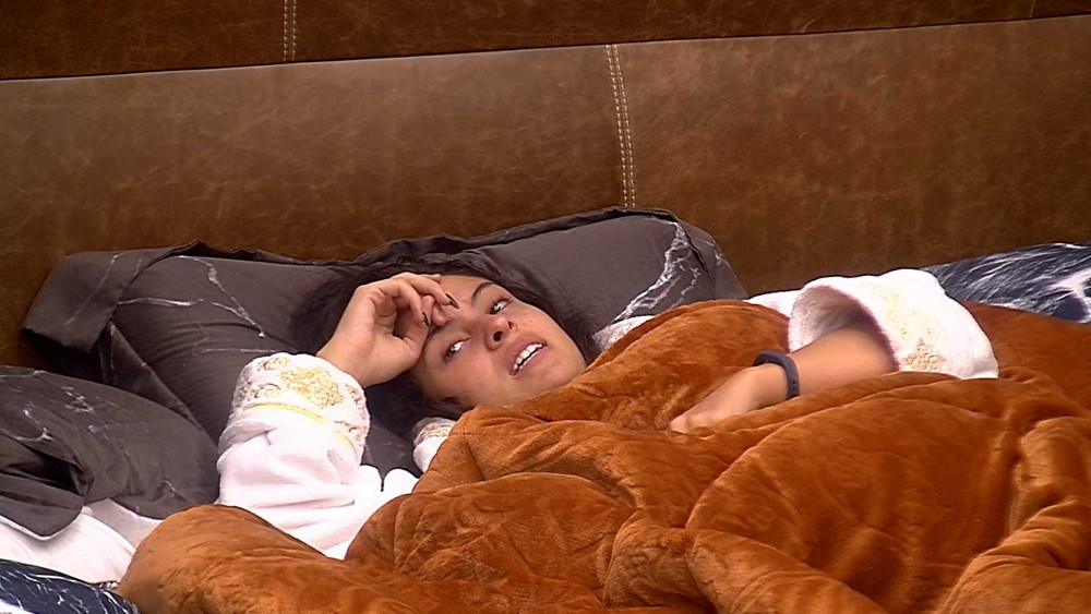 Hana sozinha no quarto do líder do BBB19 (Foto: Reprodução)