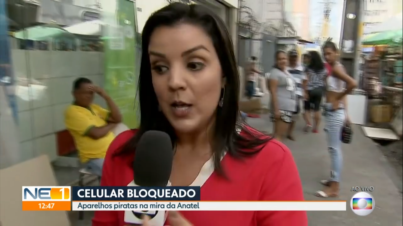 A repórter acabou ficando na mão ao vivo na Globo (Foto: Reprodução)