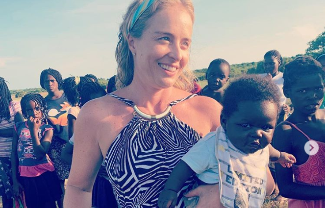 Angélica com criança na África (Foto: Reprodução/Instagram)