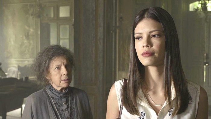 A guardiã (Suzana Faini) e Cris (Vitoria Strada) em Espelho da Vida (Foto: Divulgação/Globo)