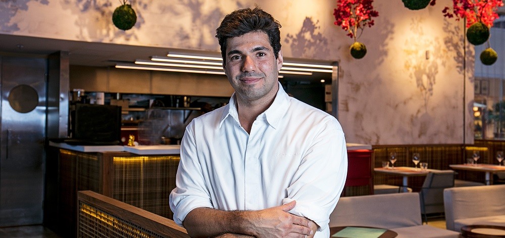 Felipe Bronze é o apresentador do Top Chef, reality de gastronomia da Record (Foto: Divulgação)