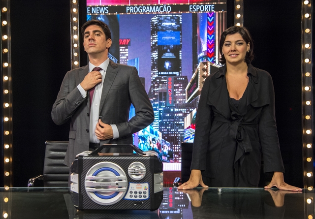 Âncoras ( Marcelo Adnet e Veronica Debom ) no Jornal Nacional Musical (Foto: Globo/Estevam Avellar)