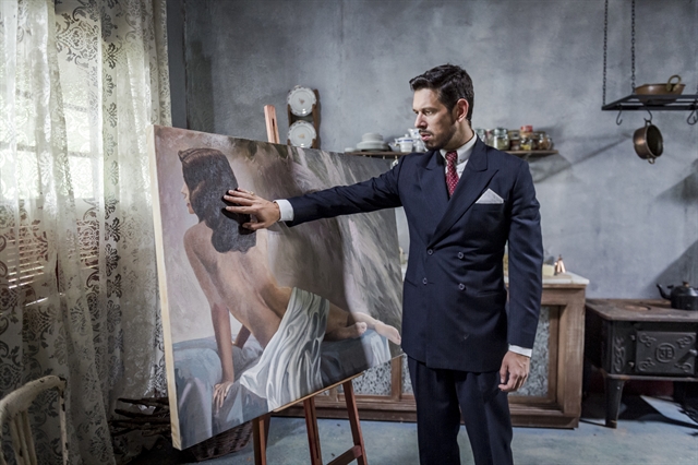 Gustavo Bruno (João Vicente de Castro) encontra pintura que Danilo (Rafael Cardoso) fez de Julia (Vitória Strada) (Foto: Globo/Paulo Belote)