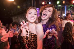 Isabelle Drummond e Claudia Raia na coletiva de novela Verão 90
(Foto: Globo/João Miguel Júnior)