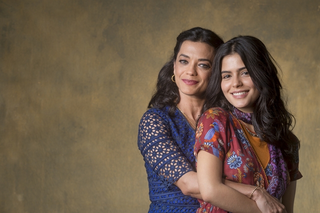 Missade Faiek (Ana Cecília Costa) e Laila Faiek (Júlia Dalavia) em Órfãos da Terra (Foto: Globo/Paulo Belote)