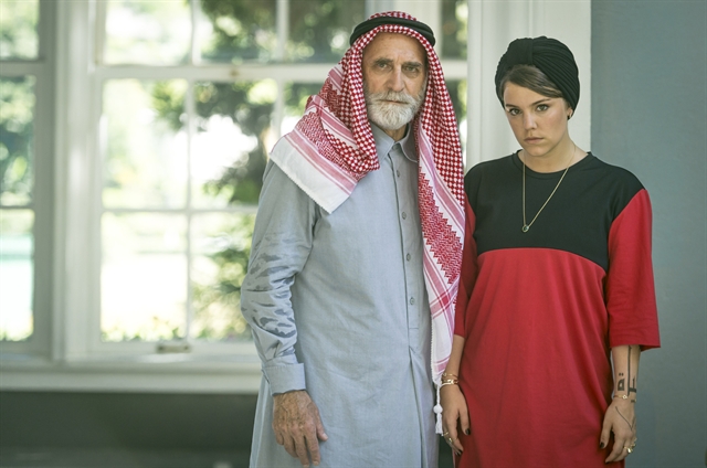 Herson Capri (Aziz) e Dalila (Alice Wegmann) em Órfãos da Terra (Foto: Globo/Paulo Belote)