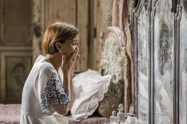 Ana (Julia Lemmertz) se comunica com Cris (Vitória Strada) através do espelho (Foto: Globo/Paulo Belote)