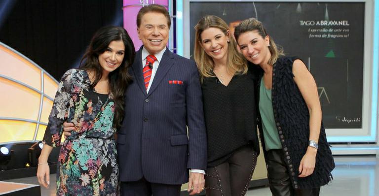 Silvio Santos ao lado de Renata Abravanel e Patrícia Abravanel. Audiência e funcionários fazem comparação entre as duas. (Fonte: Caras)