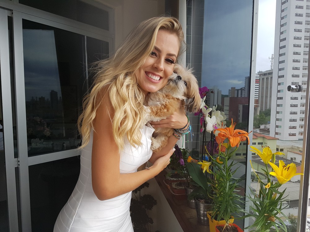 Isabella, do BBB19, com seu cachorrinho Suny — (Foto: Ariane Ducati)