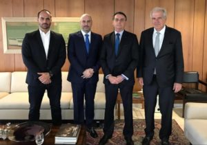 Os Bolsonaro e equipe da CNN. Foto - Governo Federal.