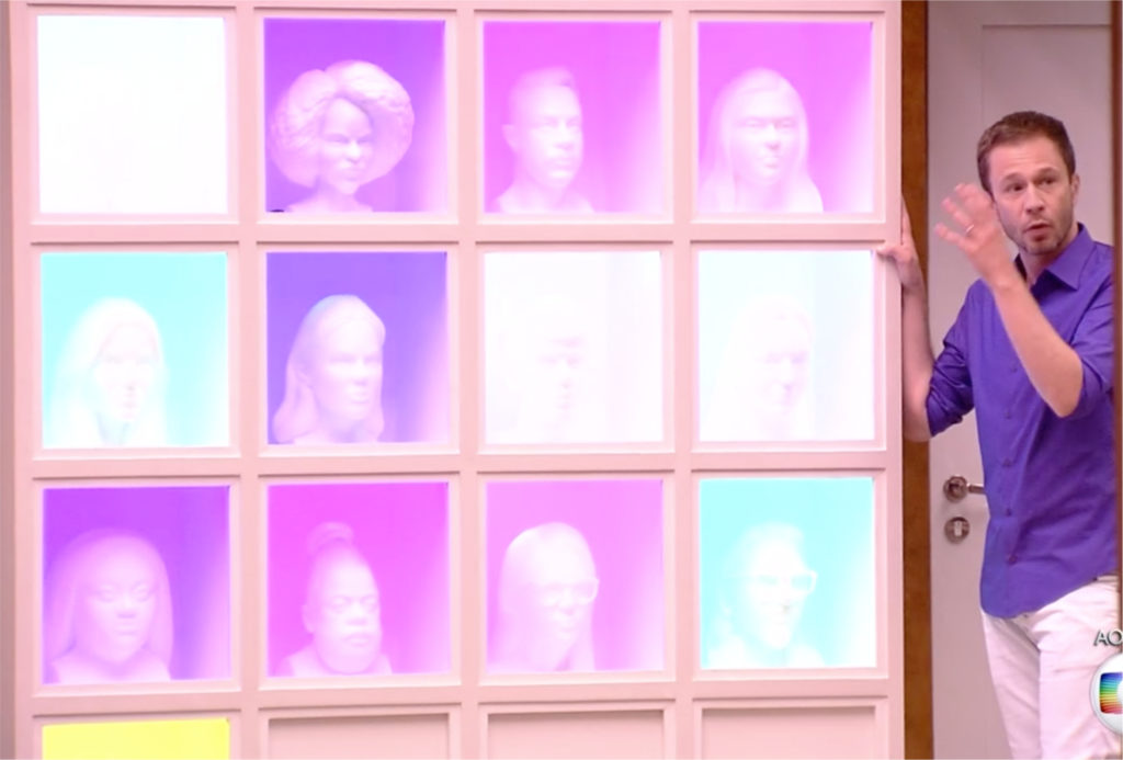 Painel na sala da casa do BBB19 mostra o rosto de todos os participantes (Foto reprodução)