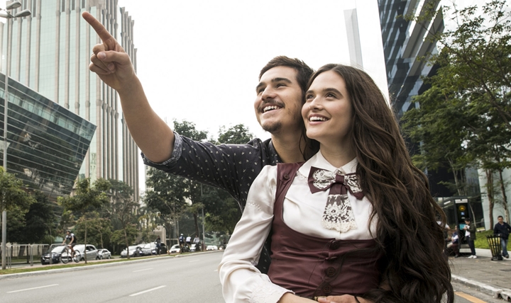 Samuca (Nicolas Prattes) e Marocas (Juliana Paiva) são os protagonistas de O Tempo Não Para. (Foto: Divulgação)