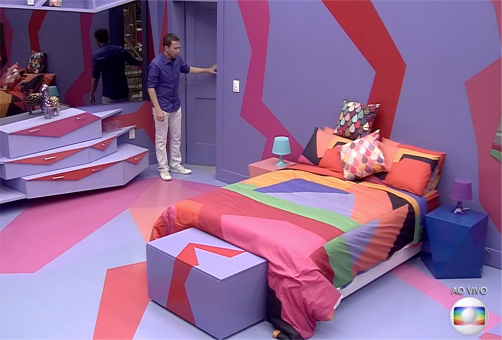 Quarto colorido na casa do BBB