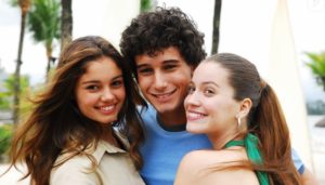 Rafael Almeida ao lado de Sophie Charlotte e Nathalia Dill em Malhação. (Foto: