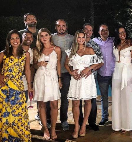 Carlos Bolsonaro com o primo, a namorada e os amigos (Foto: Reprodução)