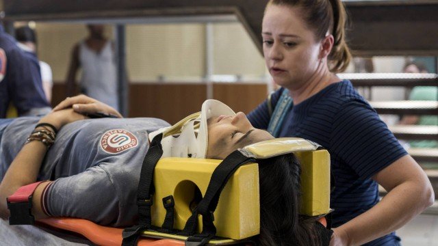 Pérola vai para o hospital acompanhada por Rosália em Malhação (Foto: Victor Pollak/ Globo/ Divulgação)