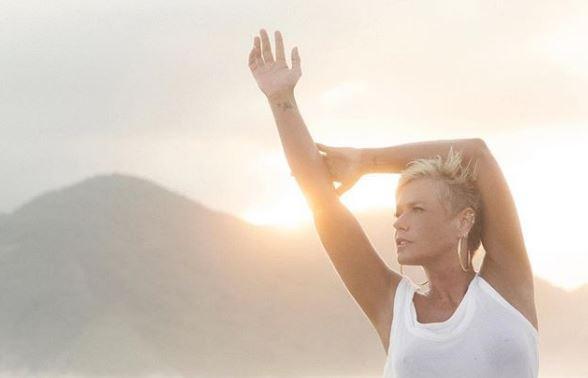 Aos Anos Xuxa Meneghel Surge Bel Ssima Usando Camiseta Transparente E Sem Suti Em Praia