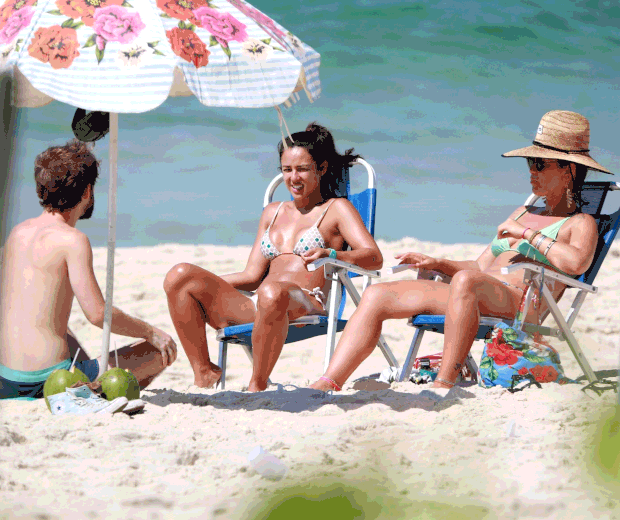 Yanna Lavigne na praia (Foto: Dilson Silva / AgNews )