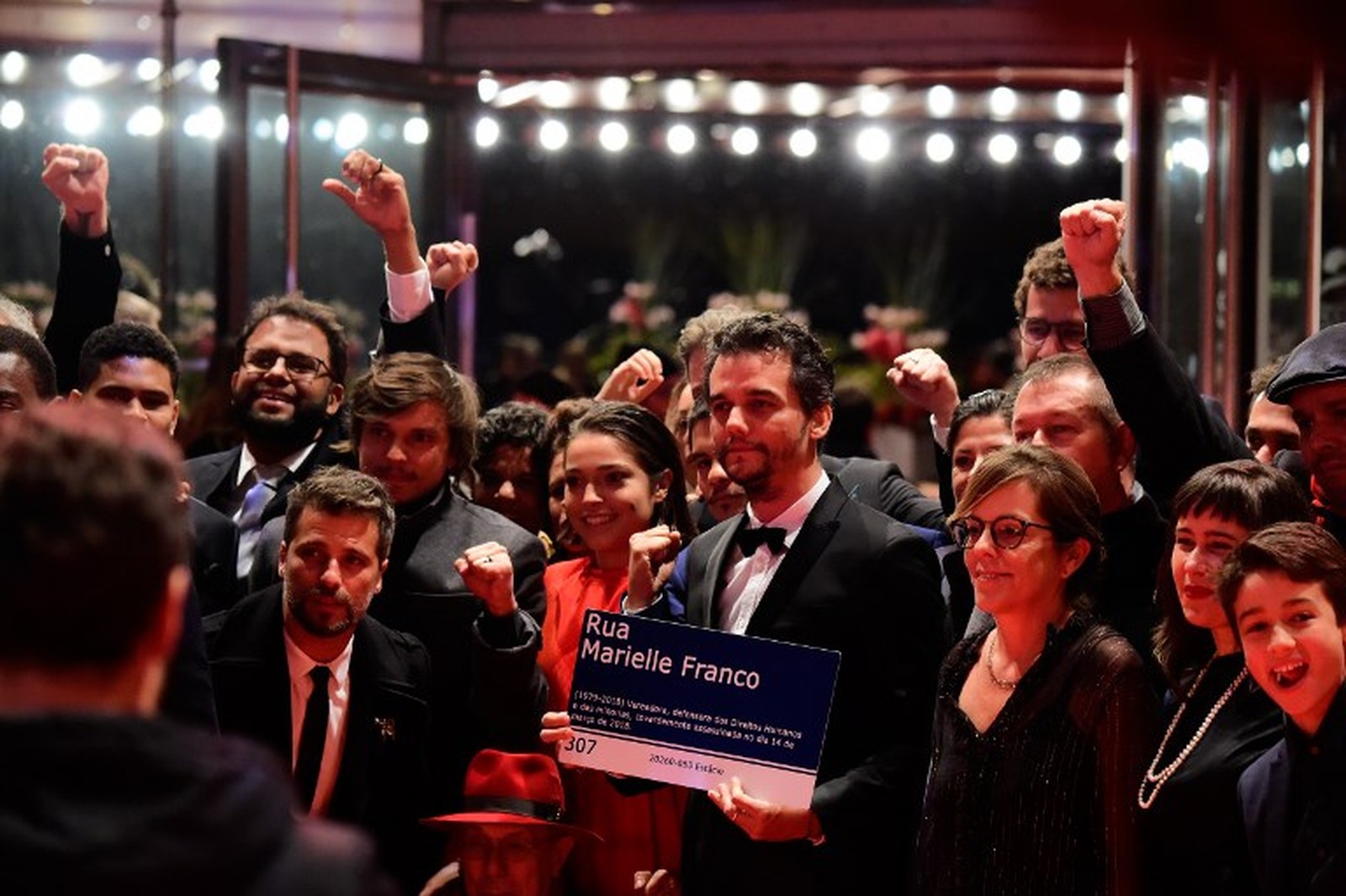 Wagner Moura leva placa de Marielle Franco ao tapete vermelho do Festival de Berlim (Foto: Tobias Schwarz/AFP)