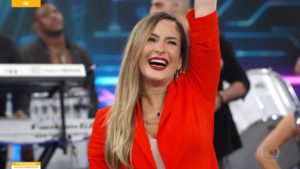 Claudia Leitte revelou que espera uma menina no palco do Domingão do Faustão
(Foto: Divulgação/Globo)