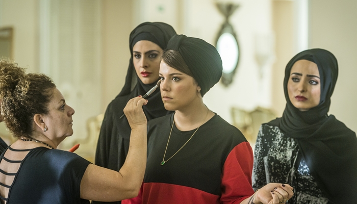 Dalila (Alice Wegmann), Aida (Darilia Oliveira), Fairouz (Yasmin Garcez), com a caracterizadora Gilvete Santos (Foto: Globo/Paulo Belote)