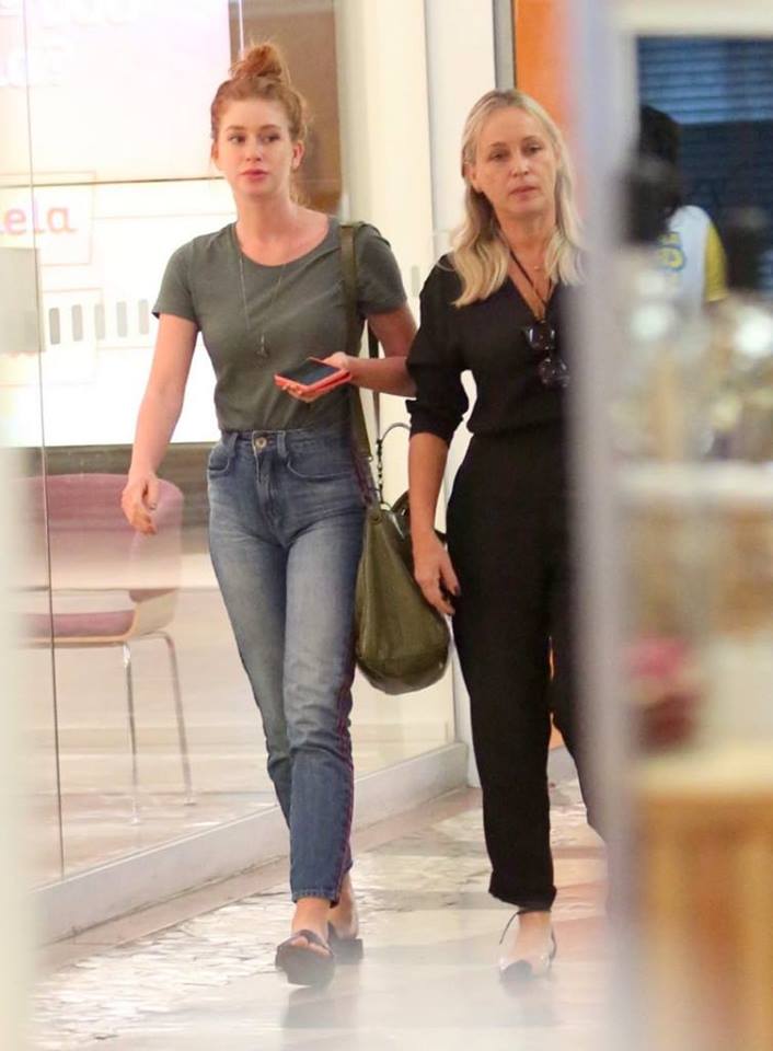 Marina Ruy Barbosa passeia em shopping com a mãe (Foto: Thiago Martins/AgNews)