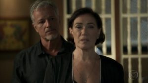 Sampaio (Marcello Novaes) e Valentina (Lília Cabral) em O Sétimo Guardião
(Foto: Reprodução/Globo)