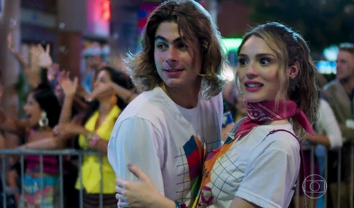 João (Rafael Vitti) e Manu (Isabelle Drummond) em Verão 90 (Foto: Reprodução/Globo)