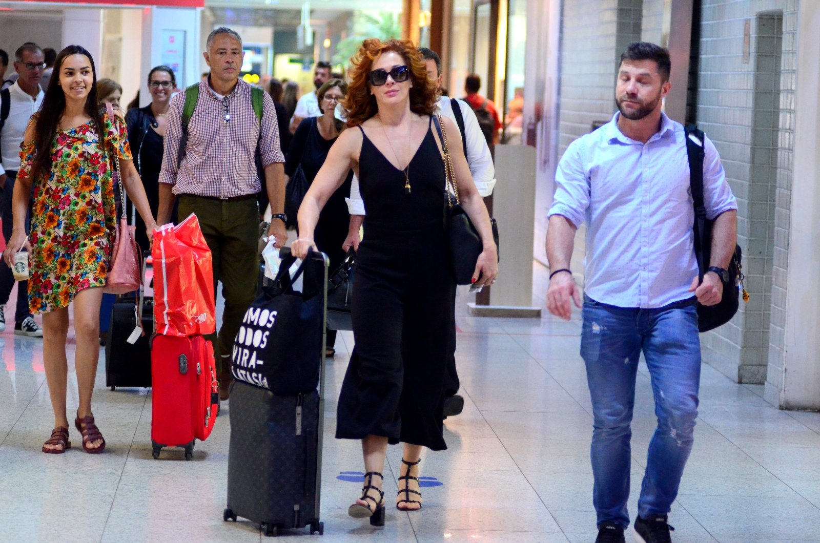 Claudia Raia Embarca no Aeroporto Santos Dumont no Rio de Janeiro (Foto: Webert Belicio / AgNews)